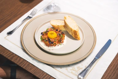 Prato servido em mesa preparada para uma experiência gastronômica de Patricya Santiago.