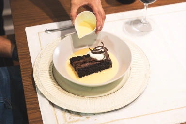 Patricya Santiago finalizando uma sobremesa durante uma experiência gastronômica.