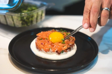 Tartare de salmão preparado e finalizado por Patricya Santiago