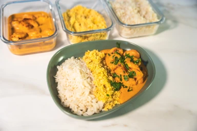 Refeição completa personalizada com proteína, arroz e acompanhamentos.