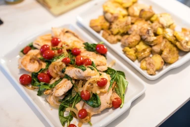 Refeição personalizada preparada por Patricya Santiago com proteína e acompanhamentos.